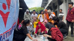 Munculkan Kreatifitas Anak-anak Disabilitas, Mahasiswa ISI Solo Kolaborasi dengan Forum Buah Hati Berseri Membuat Kaos Motif Shibori