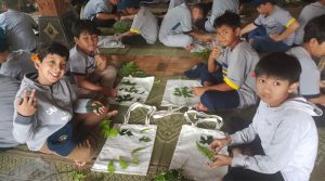 Siswa Kelas III SD Muhammadiyah PK Solo Belajar Ecoprint di Desa Wisata Pulesari Yogyakarta